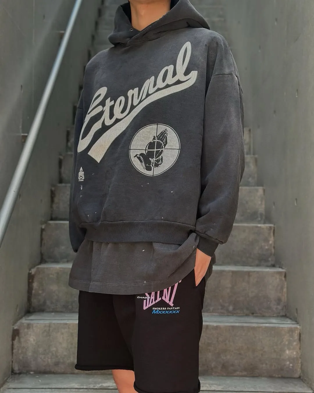 SAINT Mxxxxxx × FEAR OF GOD FG_HOODIE/SNT OF GOD/BLK FOG joint model ETERNAL praying crosshair distressed hoodie. Washed black S-XL. This season's popular super popular joint model. The original version is the same. Thin spring and summer fabrics. The upper body is comfortable. The BOXY version of the short fat wide shoulder line. Fashion darling wears it with a high-end feel. Heavy washing and water fading technology. The horse is repositioned. Excessive wear and damage graffiti treatment. Correct version FOG joint main mark/wash mark/little angel mark